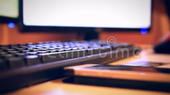在键盘桌上拿着信用卡的女人视频的预览图