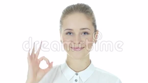商务女性展示OK标志白色背景年轻视频的预览图