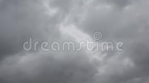 灰色的天空下着大雨视频的预览图