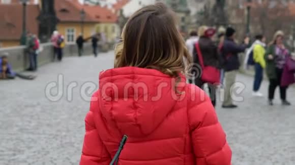 在欧洲城市的桥边散步的女孩视频的预览图