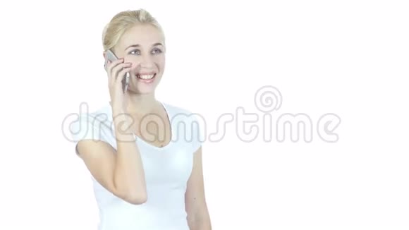 积极的女人在智能手机白色背景年轻视频的预览图