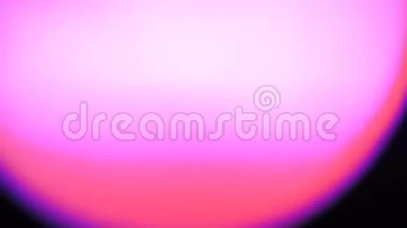 粉红色的球体垂直在黑色背景上移动视频的预览图