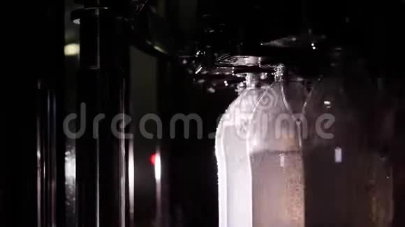 塑料瓶工业自动灌装机视频的预览图