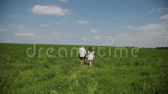 有爱心的一对夫妇在阳光明媚的日子里在球场上玩得很开心视频的预览图