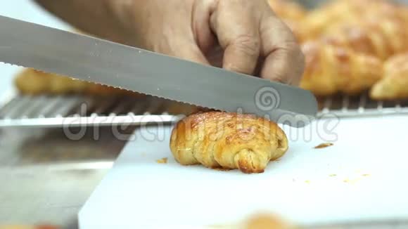 牛角面包切割厨房背景视频的预览图