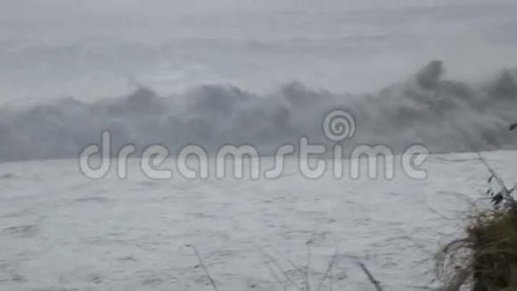 台风期间的暴风海慢动作摄像机视频的预览图
