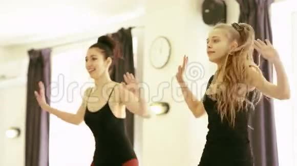 两个女孩在跳舞视频的预览图