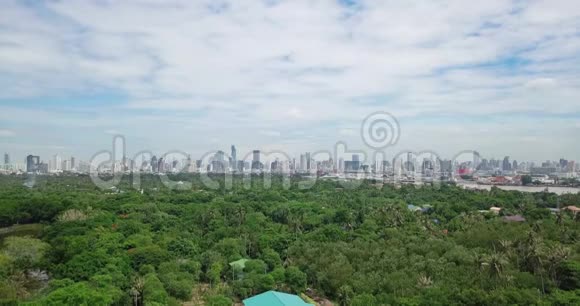 曼谷天际线的鸟瞰和BangKrahao绿带潮法拉河景观视频的预览图