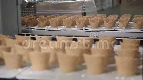 该输送机自动生产线生产冰淇淋锥晶片杯和锥大型工业生产A视频的预览图