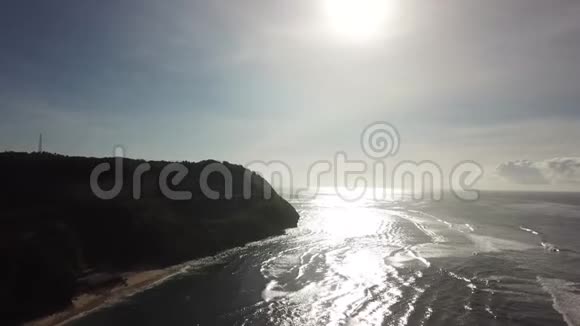 无人机在巴厘岛的梅拉斯蒂海滩起飞视频的预览图