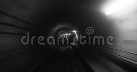 在地铁隧道里快速移动视频的预览图