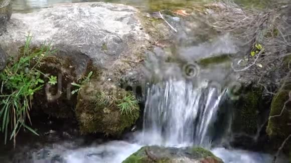 水流水滴和反射视频的预览图