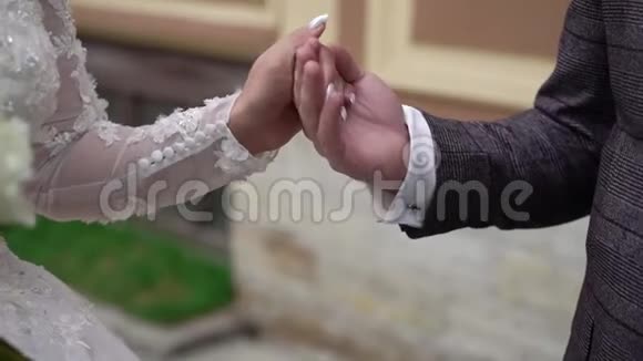 城里的婚礼情侣新郎新娘牵手视频的预览图