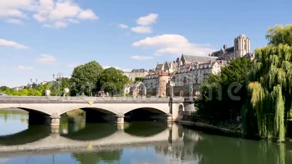 法国西部勒芒的城市景观视频的预览图