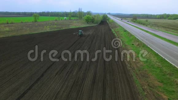 拖拉机在田里做肥料视频的预览图