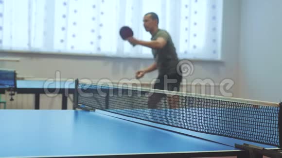 乒乓球反手概念生活方式模糊的焦点男人打乒乓球运动积极的视频的预览图