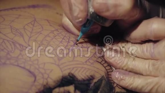 手套上纹身艺术家手的特写纹身图案在身体宏观上视频的预览图