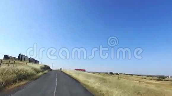 在乡间的一条路上开车视频的预览图