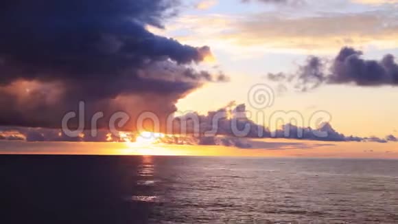 飓风和日落时的戏剧性天空视频的预览图