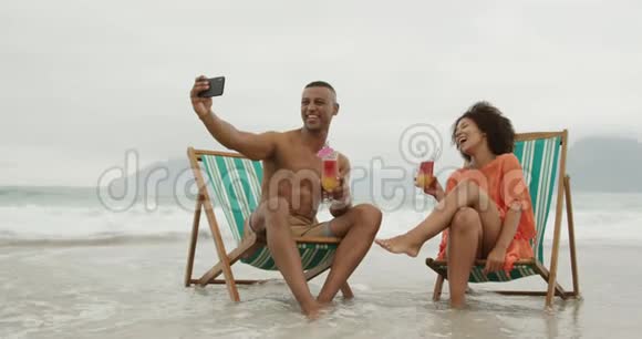 在海边享受自由时光的情侣视频的预览图