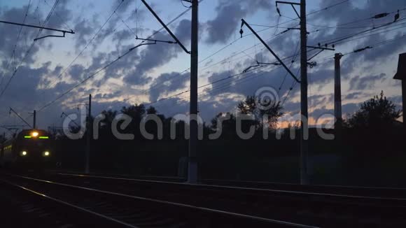 火车在铁路路口夜间移动视频的预览图