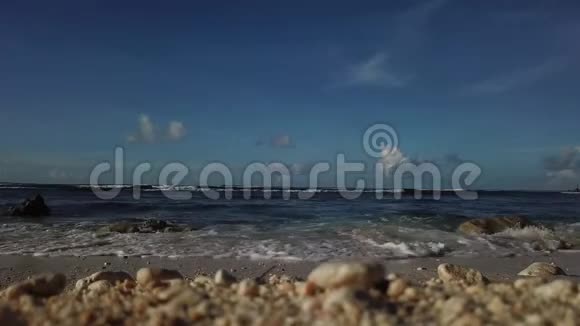 无人机在巴厘岛的梅拉斯蒂海滩起飞视频的预览图