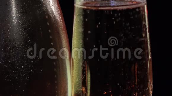 新鲜玻璃杯和一瓶粉红香槟视频的预览图