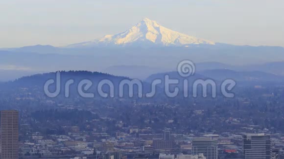 俄勒冈州波特兰市中心城市景观冬季有雾和雪覆盖的胡德山1080p视频的预览图