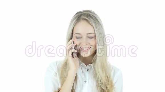 积极的女人在智能电话白色背景年轻视频的预览图