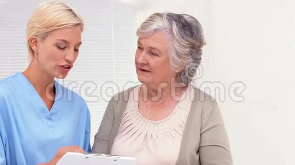 护士与办公室老人谈话视频的预览图
