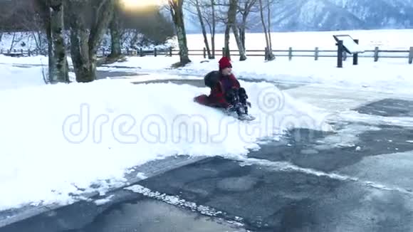 小女孩在雪地里玩耍视频的预览图