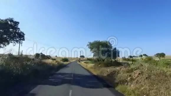在乡间的一条路上开车视频的预览图
