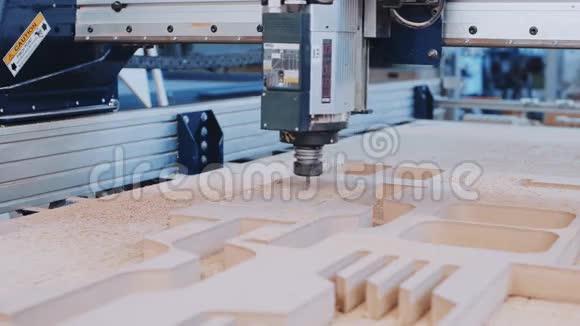 工业木材切割机在工作视频的预览图
