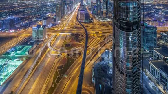 夜晚时分迪拜市中心的天际线风景从屋顶可以看到谢赫扎耶德的道路有许多照明塔视频的预览图