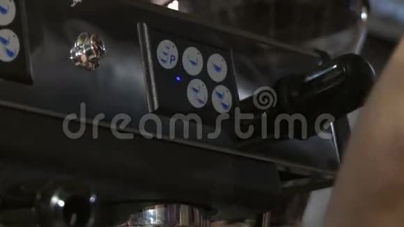 在咖啡厅用电动咖啡机煮咖啡视频的预览图
