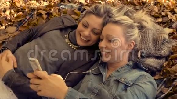 年轻女性和朋友一起放松视频的预览图