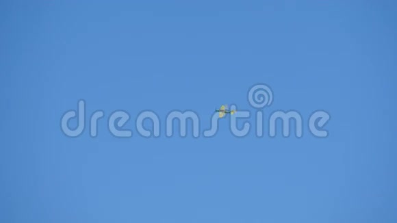 老式螺旋桨飞机在空中飞行在飞行演示中螺旋桨飞机在晴朗的蓝天中通过视频的预览图