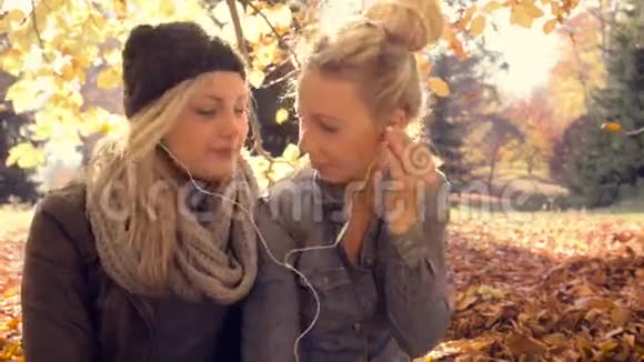 年轻女性和朋友一起放松视频的预览图