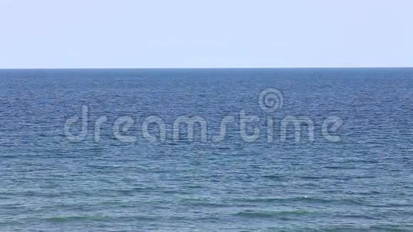 蓝色的大海地平线上有波浪的海洋视频的预览图