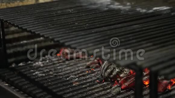 典型的阿根廷烧烤或阿萨多烧烤架里的木头和红火炭视频的预览图