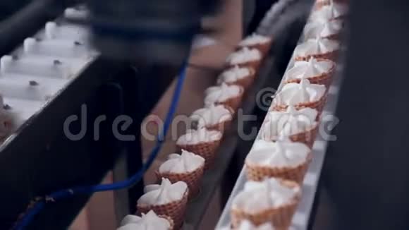 食品厂的现代化设备自动机器生产冰淇淋锥视频的预览图