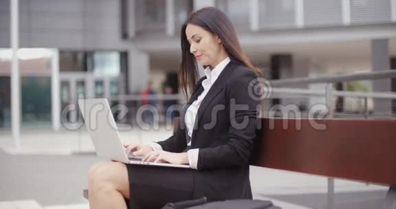 商务女性独自一人带笔记本视频的预览图