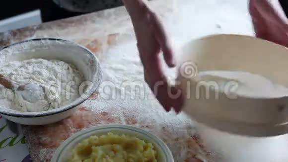 女人为家庭厨房准备面团视频的预览图