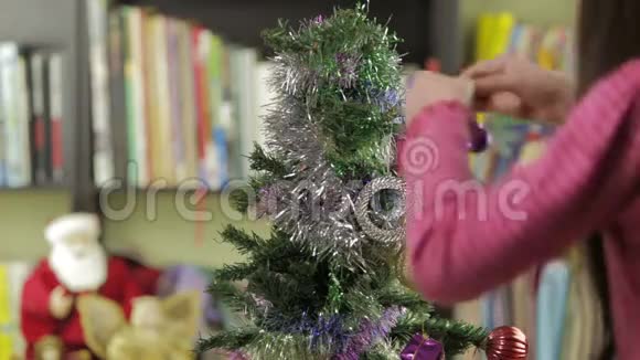 装饰圣诞树的小女孩视频的预览图