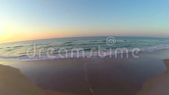 美丽的日出在绿色的海洋空中视频的预览图