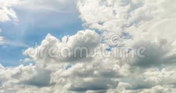 蓝天上白色蓬松翻滚的风暴云的时间流逝片段视频的预览图