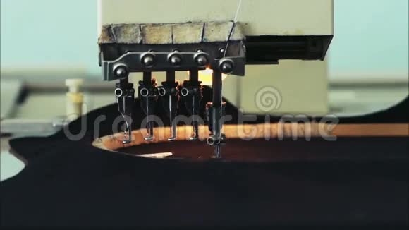 服装厂加工慢动作的机器人制造设备视频的预览图