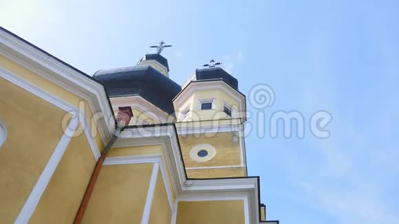 教堂的白色墙壁金杯十字架背景蓝天视频的预览图
