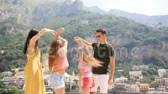 意大利阿马尔菲海岸Positano村的年轻家庭视频的预览图