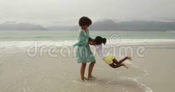 在海边享受自由时光的家庭视频的预览图